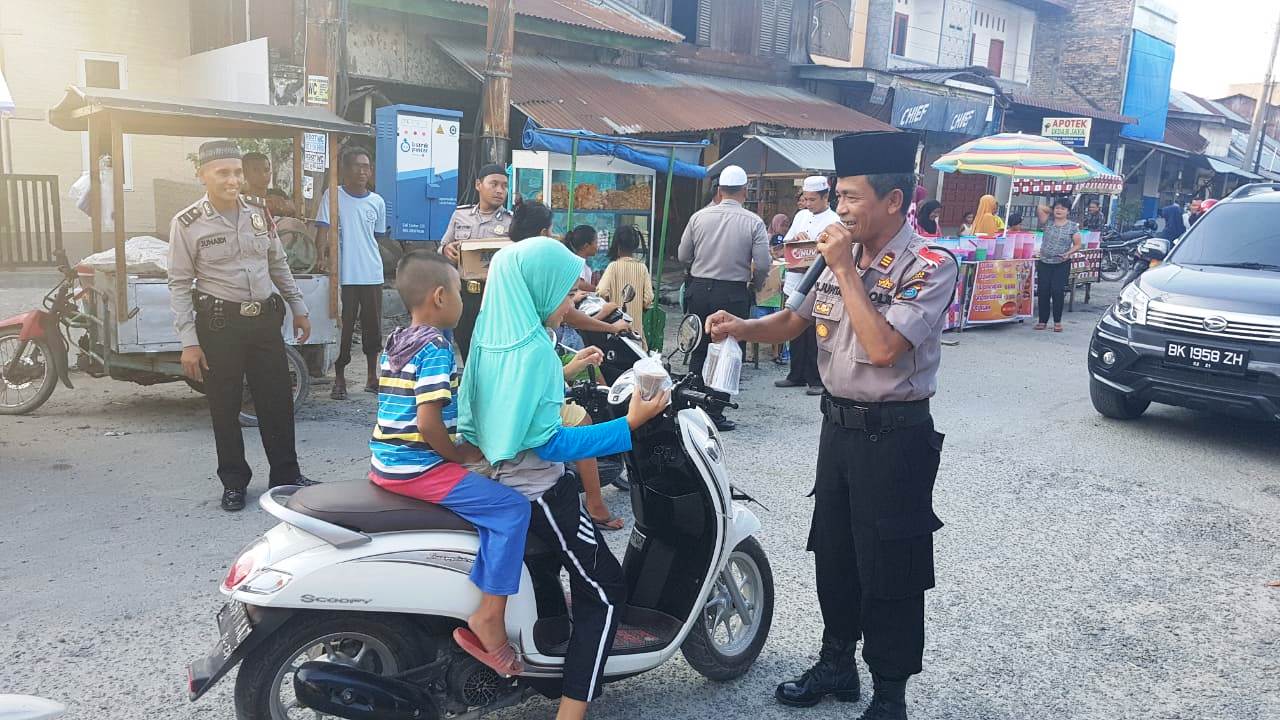 Semarak Ramadhan, Polsek Pantai Cermin Bagi-bagi Takjil dan di apresiasi Masyarakat