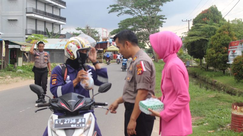 Polsek Anggana Bagikan Takjil