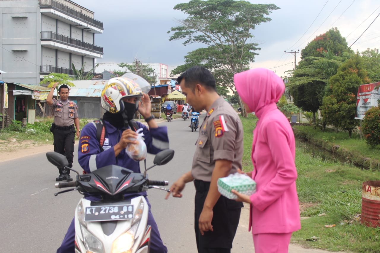 Polsek Anggana Bagikan Takjil