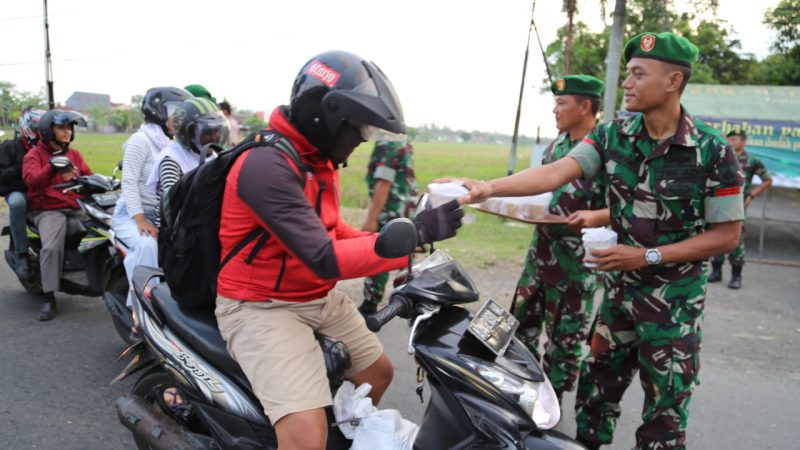 Korem 071/Wijayakusuma Berbagi Takjil Gratis untuk Masyarakat