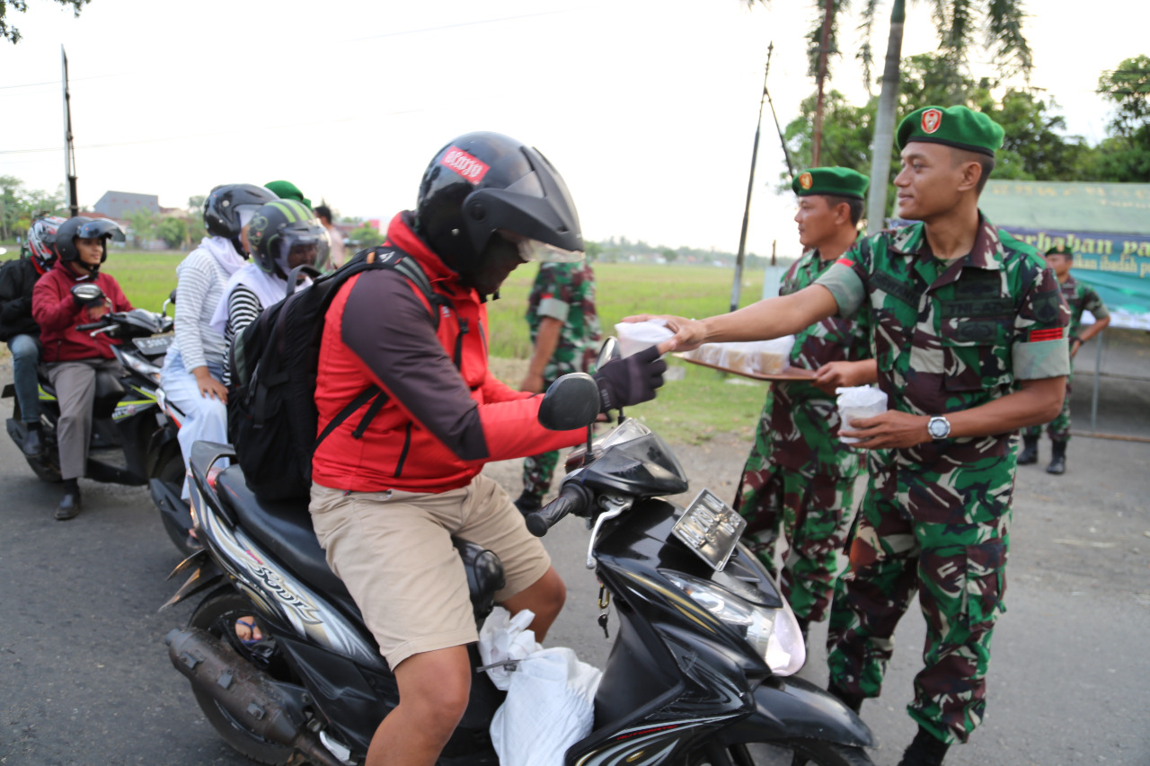 Korem 071/Wijayakusuma Berbagi Takjil Gratis untuk Masyarakat