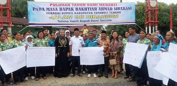 Bupati Tapteng Salurkan Zakat di Lima Kecamatan dan Buka Puasa Bersama