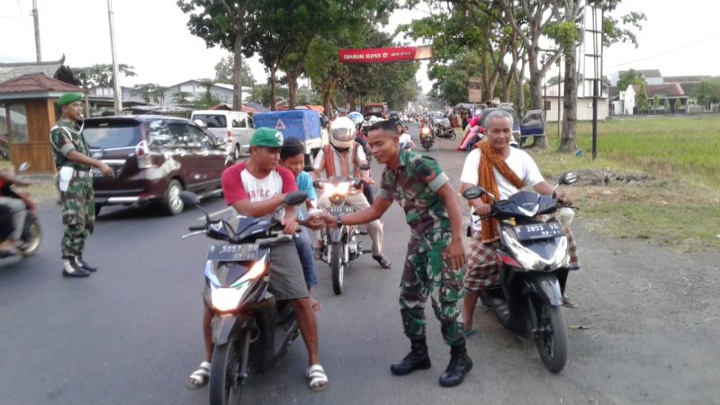 Semarak Ramadhan, Korem Wijayakusuma Bagi Takjil Gratis ke Pengendara