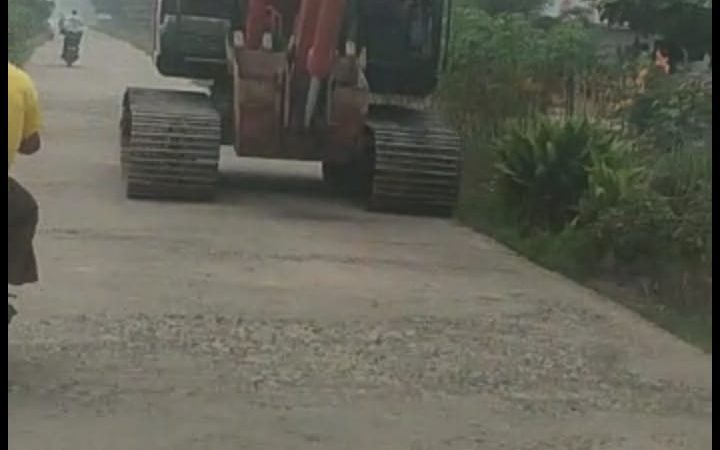 Excavator Milik SG Group di Tuding Rusak Jalan Cor Beton
