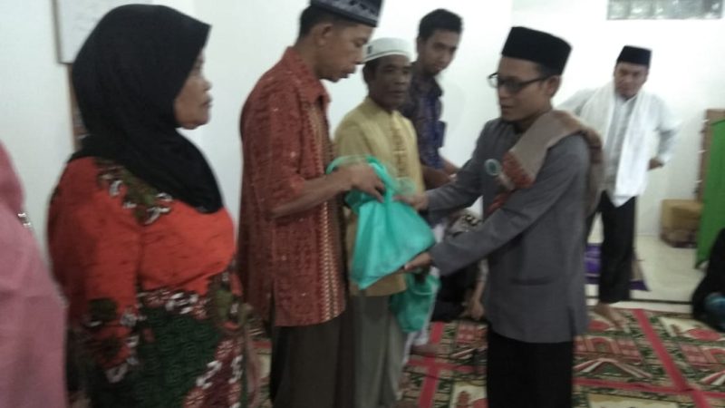 Jemaah Mesjid Nurul Huda Aek Tumpahan Desa Turpuk Sihotang Melaksanakan Buka Puasa Bersama Dengan Anggota Koramil 04 HB