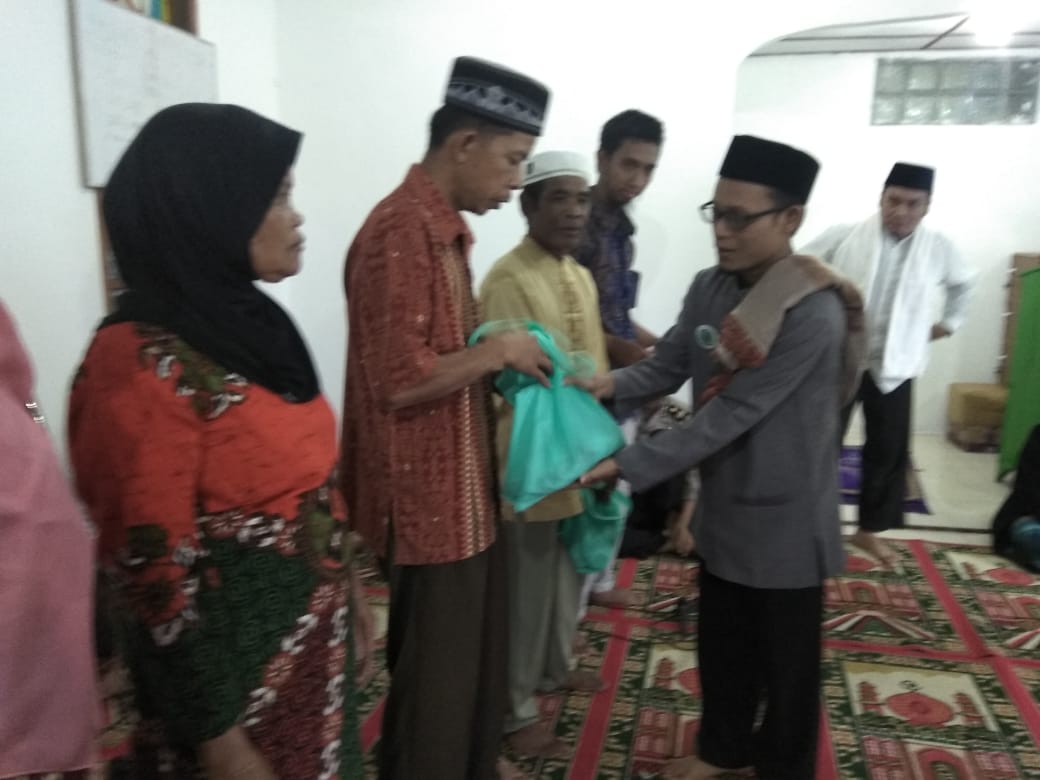 Jemaah Mesjid Nurul Huda Aek Tumpahan Desa Turpuk Sihotang Melaksanakan Buka Puasa Bersama Dengan Anggota Koramil 04 HB