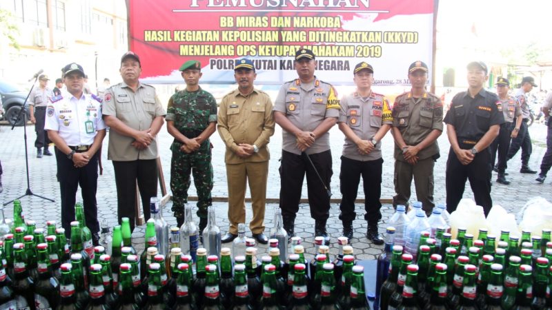 Polres Kukar Musnahkan 505 Barang Bukti Botol Miras dari Berbagai Merek