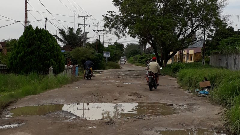 Jalan Kuala Tanjung Perdagangan Mirip Kubangan Kerbau