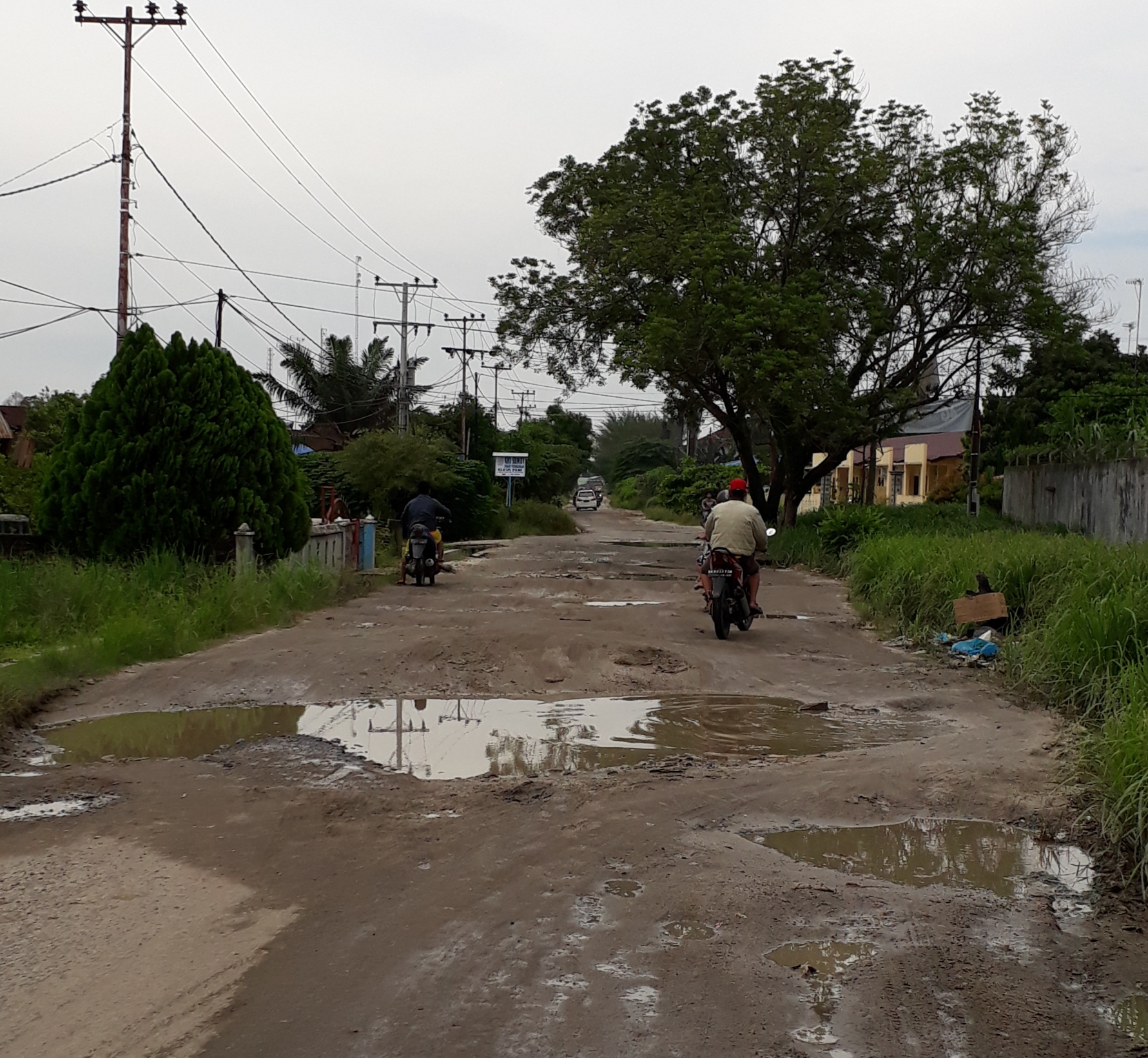 Jalan Kuala Tanjung Perdagangan Mirip Kubangan Kerbau
