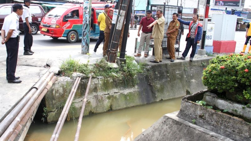 Atasi Genangan Air Di Sepanjag Jalan HM Joni Wakil Wali Kota Instruksikan Dinas PU Korek Parit