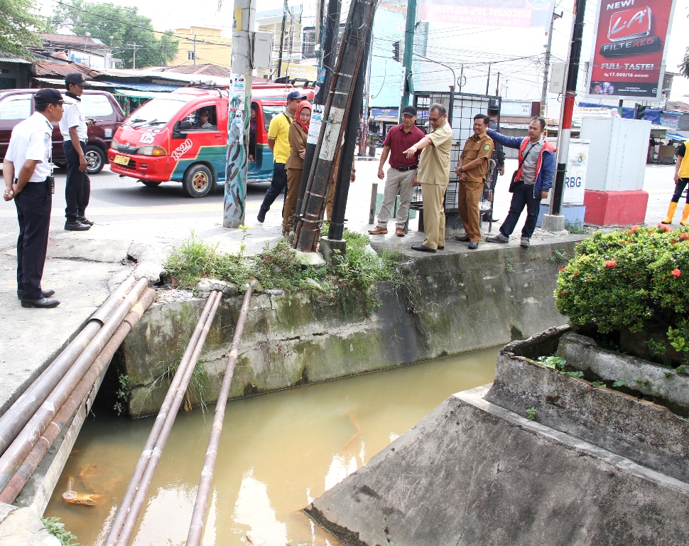 Atasi Genangan Air Di Sepanjag Jalan HM Joni Wakil Wali Kota Instruksikan Dinas PU Korek Parit