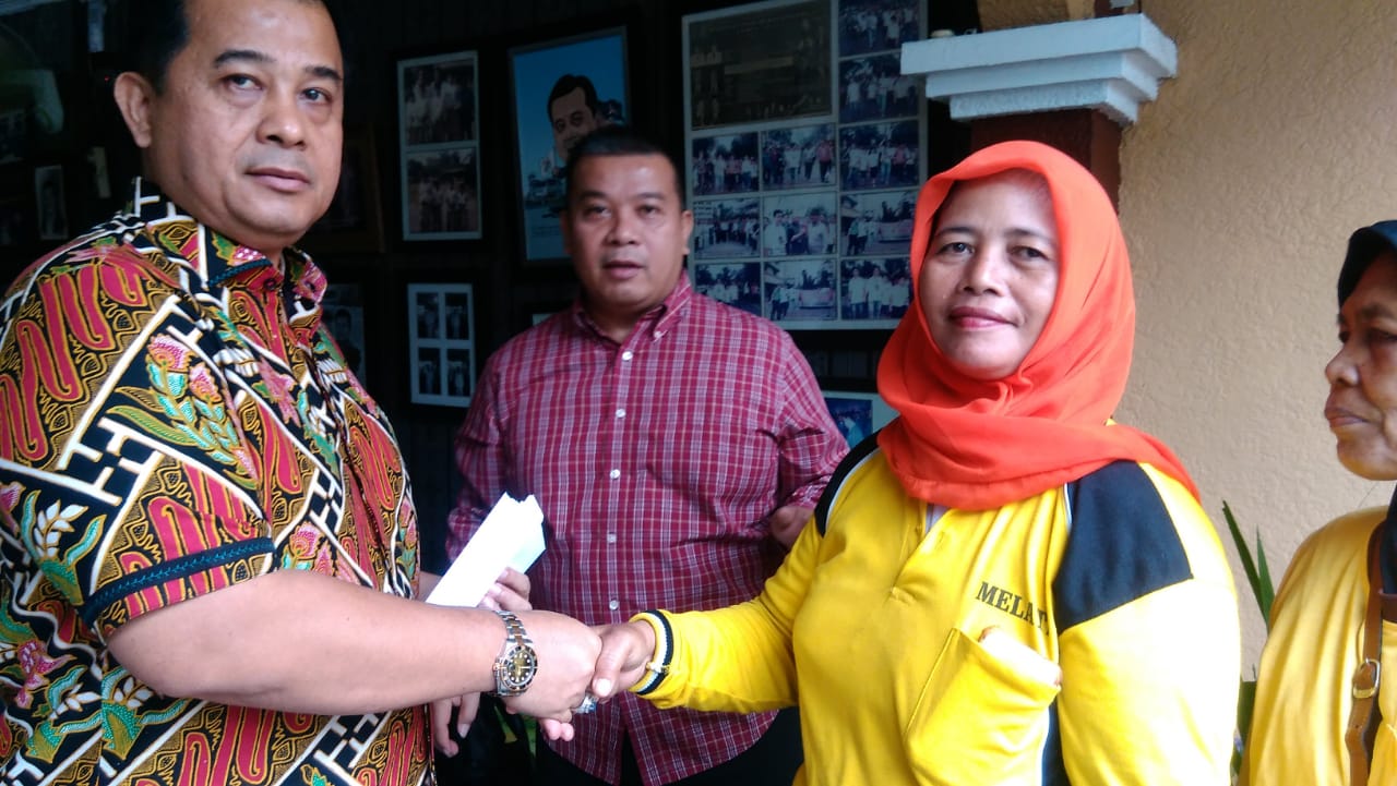 Anggota DPRD kota Medan, Drs.Herri Zulkarnain Bagikan Paket Lebaran Kepada Puluhan Pasukan Melati Kota Medan