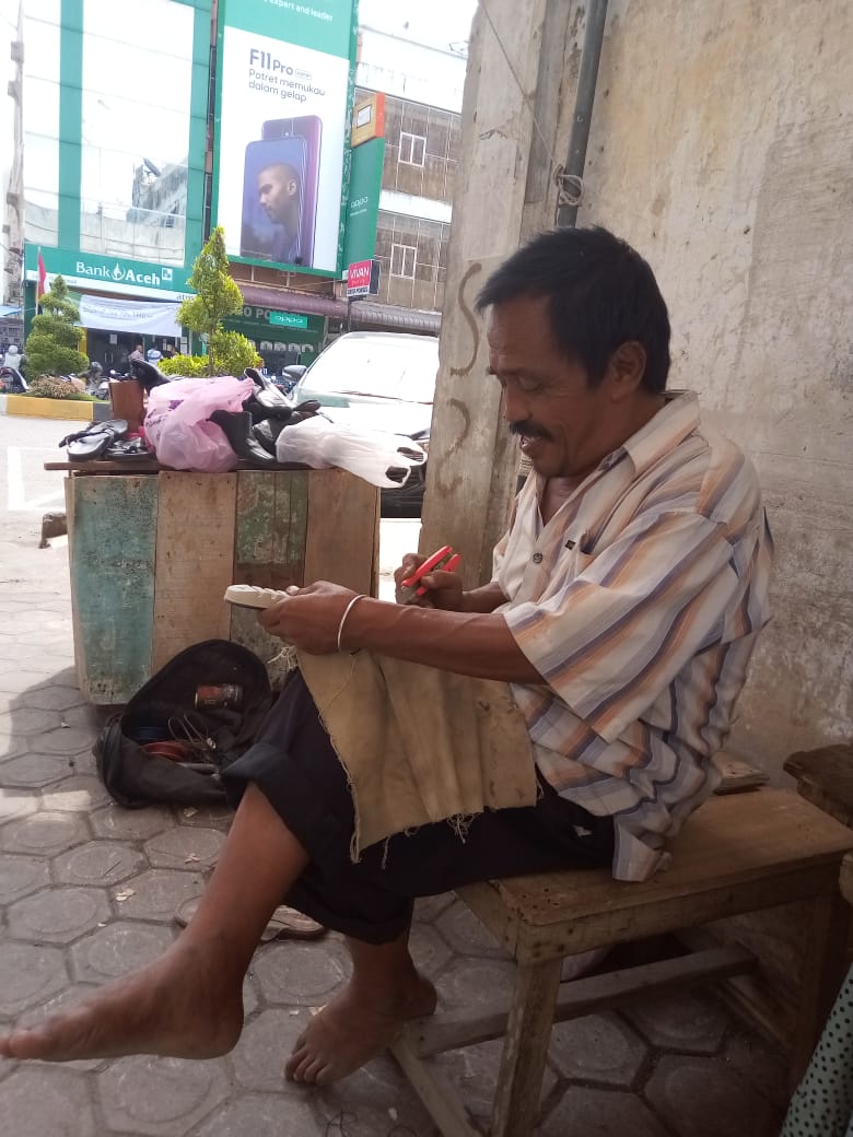 Sepi Orderan, Seorang Tukang Sol Sepatu di Kota Langsa, Mengaku Tidak Mampu Belikan Baju Lebaran Buat ke Tiga Anak Kandungnya