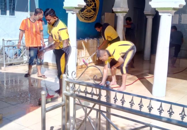 Kapolsek Samatiga Gotongroyong Bhakti Peduli Masjid di Gampong Pinem