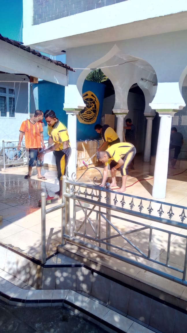 Kapolsek Samatiga Gotongroyong Bhakti Peduli Masjid di Gampong Pinem