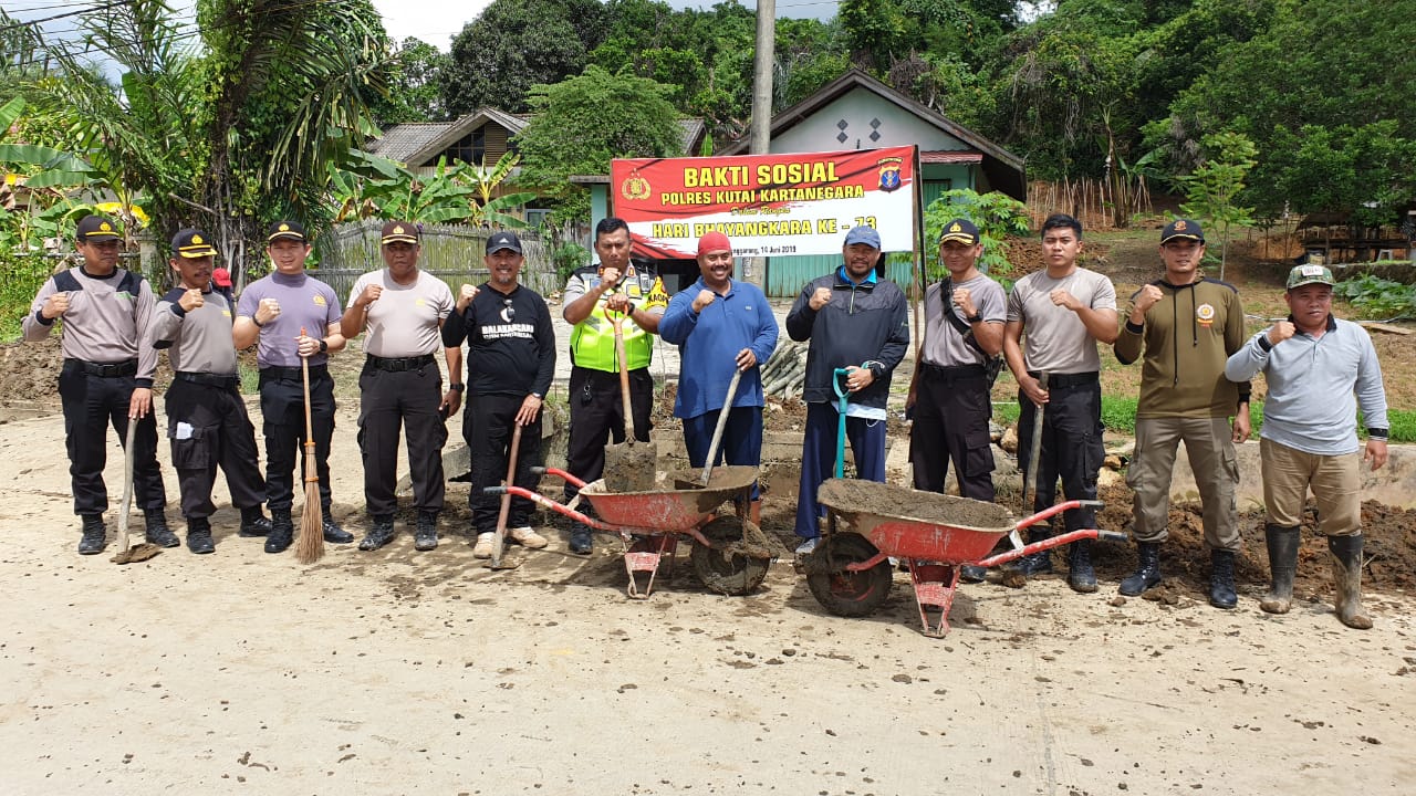 Anggota Polres Kukar Laksanakan Gotongroyong Bersihkan Lokasi Terkena Dampak Banjir