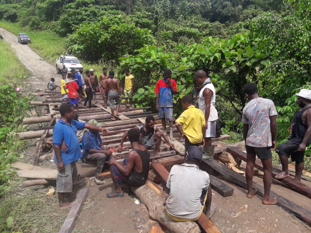 Masyarkat Distrik Klayili Gotong Royong Bangun Jembatan Darurat, Harapannya Ada Perhatian Dari Pemerintah