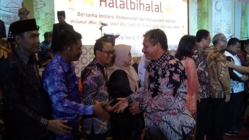 INALUM Serahkan Bantuan 10.000 Seragam Sekolah dan 100 Beasiswa Secara Simbolis dalam Halal Bihalal Bersama Pemerintah dan Masyarakat Sekitar