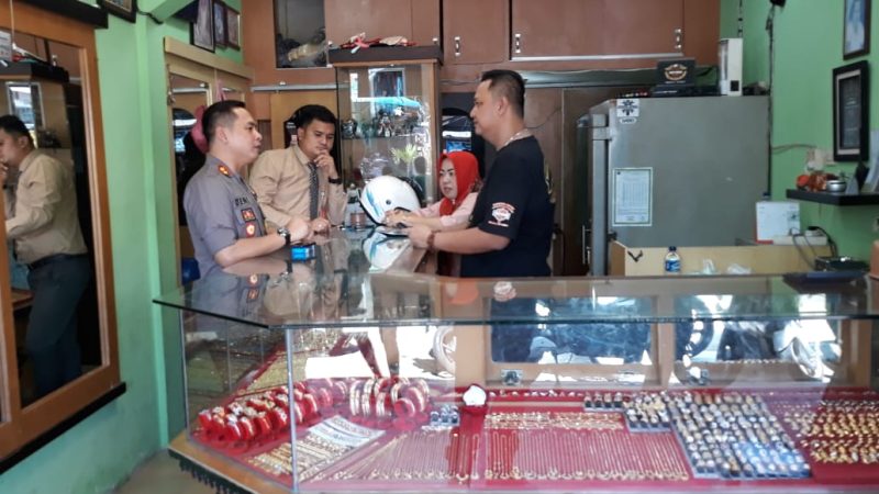 KAPOLRES NIAS SAMBANGI TOKO MAS DI GUNUNGSITOLI