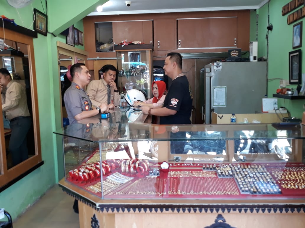 KAPOLRES NIAS SAMBANGI TOKO MAS DI GUNUNGSITOLI