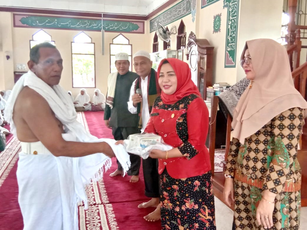 Dinkes Tapteng Bekali Calon Haji Dengan Pembinaan dan Souvenir