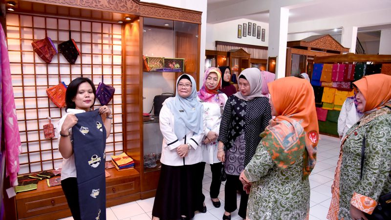 Silahturahmi ke Kantor Dekranasda Sumut, Dekranasda Jabar Puji Kain Tenun Sumut