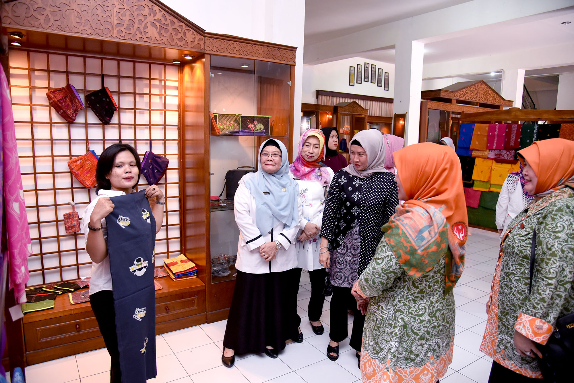 Silahturahmi ke Kantor Dekranasda Sumut, Dekranasda Jabar Puji Kain Tenun Sumut