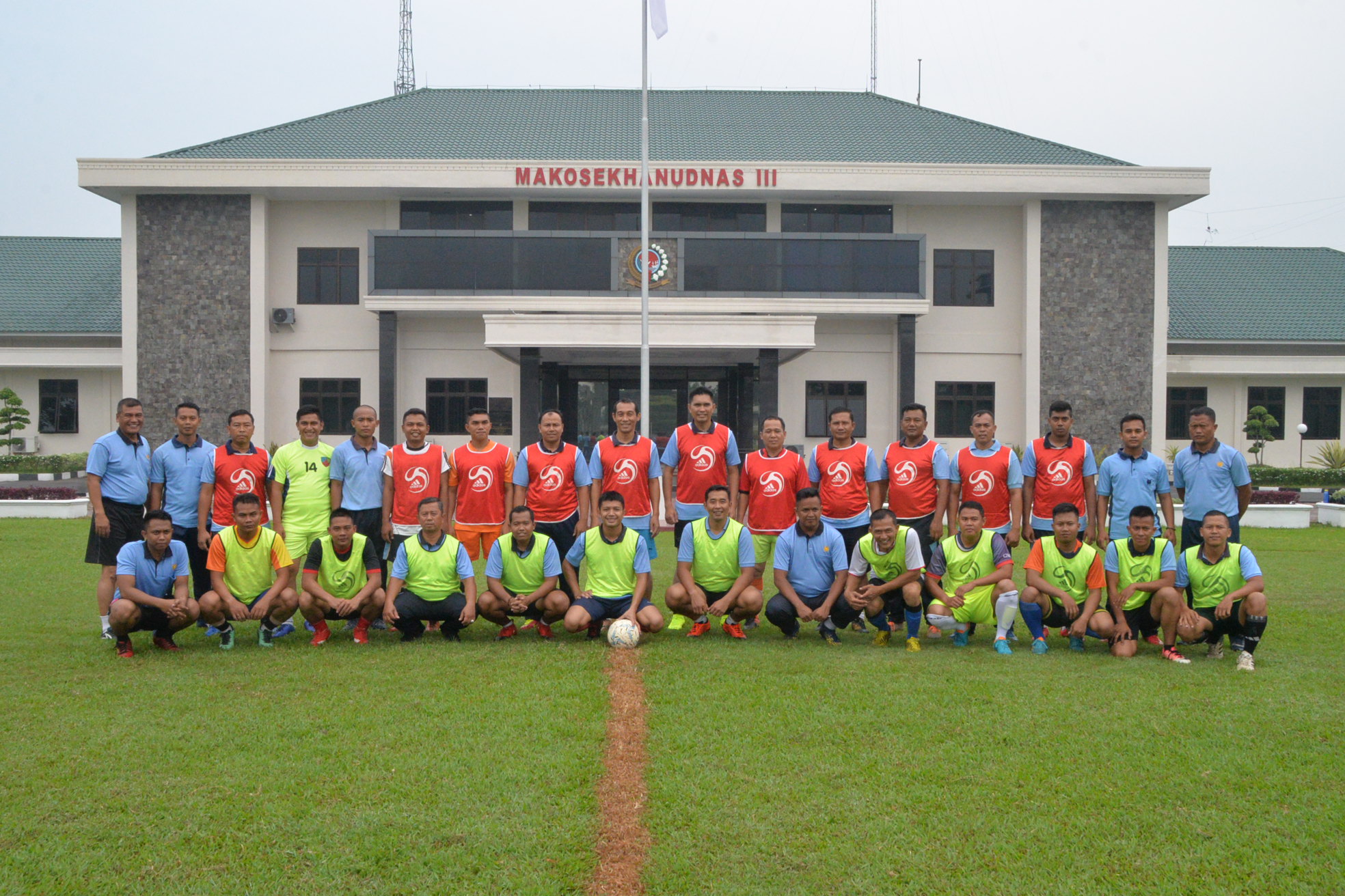 Pertandingan Sepak Bola Persahabatan Antara Perwira Kosekhanudnas III Melawan Perwira Lanud Soewondo Berakhir 5-4 Untuk Kosekhanudnas