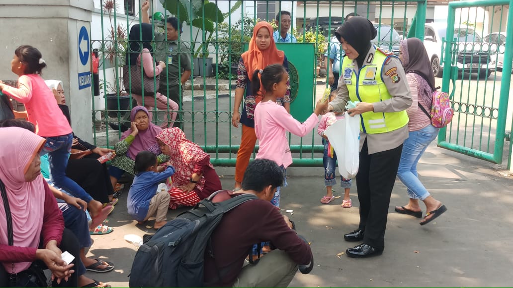 Wakasat Lantas Polres Metro Tangerang Kota Bercengkrama Dengan Anak-Anak