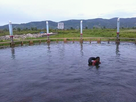 Mandi Air Soda Badan Dimanjakan Jutaan Balon Kecil yang Berasal Dari Batu Alami