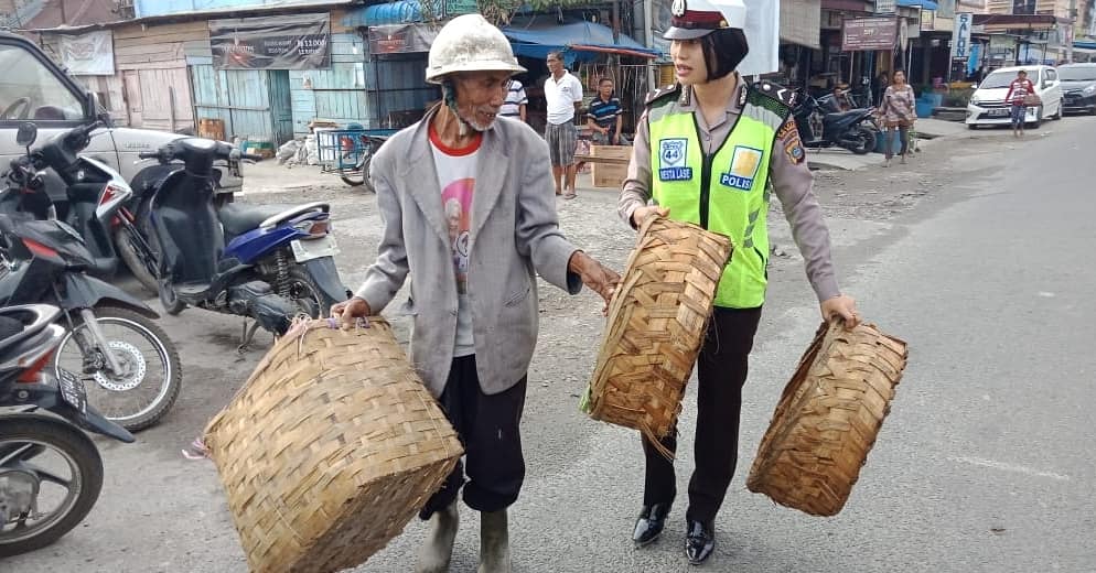 Begini Aksi Anggota Polres Tobasa, Bripda Mestaria Lase Membantu Seorang Kakek Dijalan