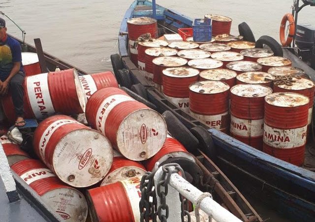 Ditpolair Polda Sumut Amankan Dua Nahkoda Bawa 28 Drum Limbah B3