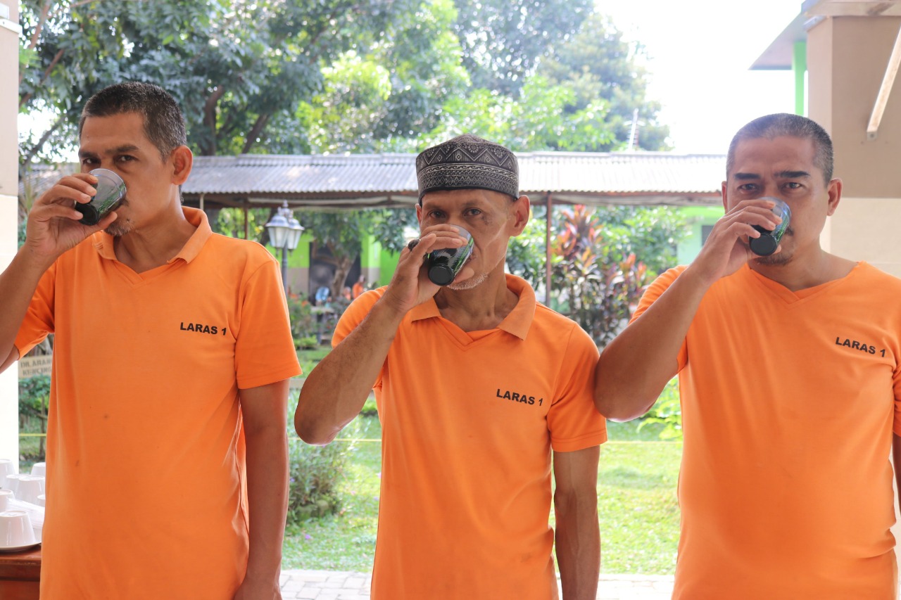 Panti Sosial Bina Laras (PSBL) Harapan Sentosa 1 Ajak Warga Binaan Minum Jamu