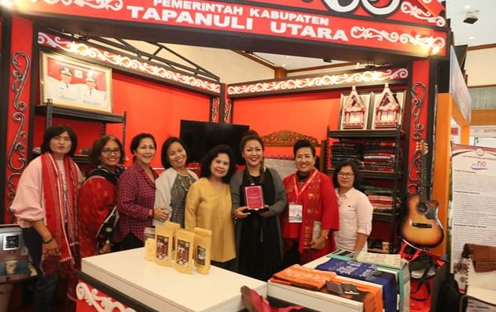 Di Bawah Asuhan Ny Satika Nikson Nababan Br Simamora, Taput Jadi Stand Terbaik di Pameran Trisakti Tourism Award di Jakarta Convention Center