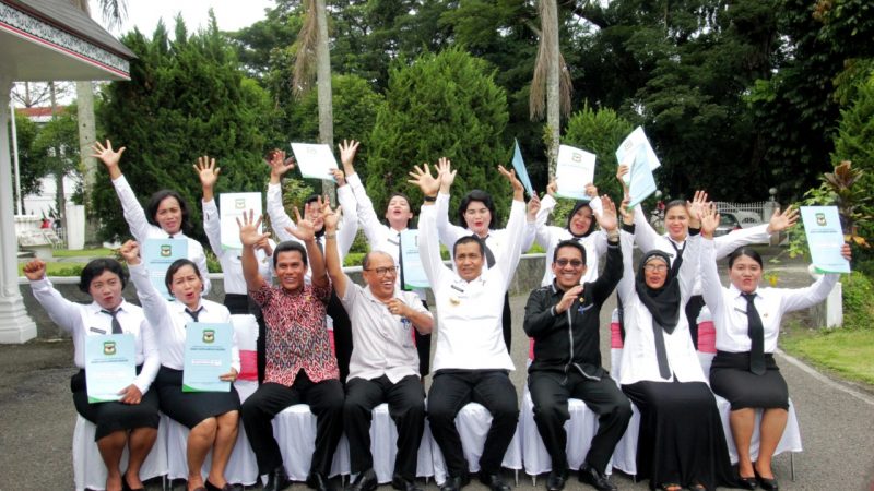 Walikota Siantar Serahkan SK 11 Bidan PTT  Menjadi CPNS, Romaulina Menangis Haru