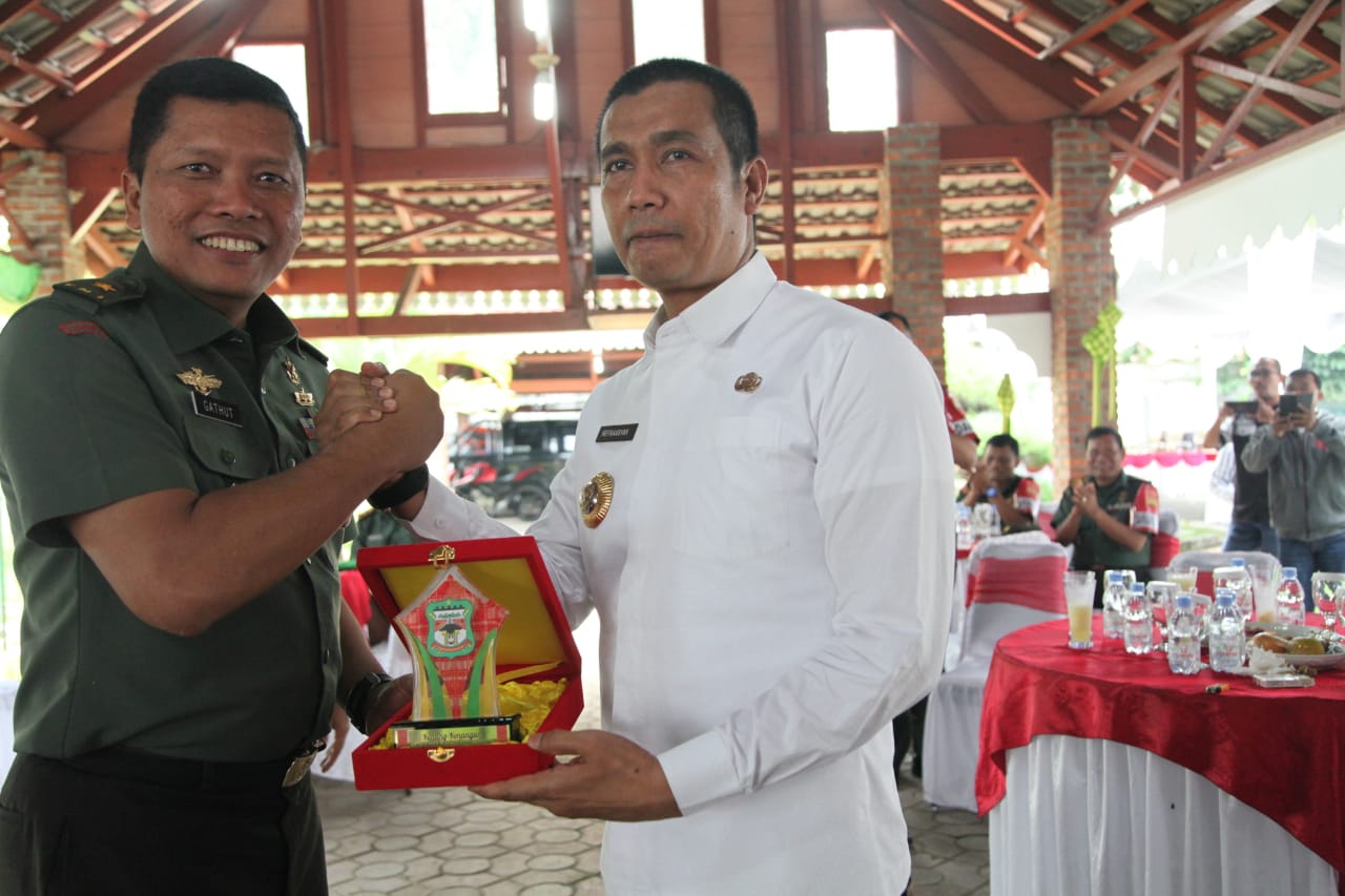 Dalam Rangka Serbuan Teritorial TNI-AD TA. 2019 di Wilayah Kodim 0207/SML, Waaster Kasad Kunjungi Kota Siantar, Hefriansyah Berikan Cenderamata