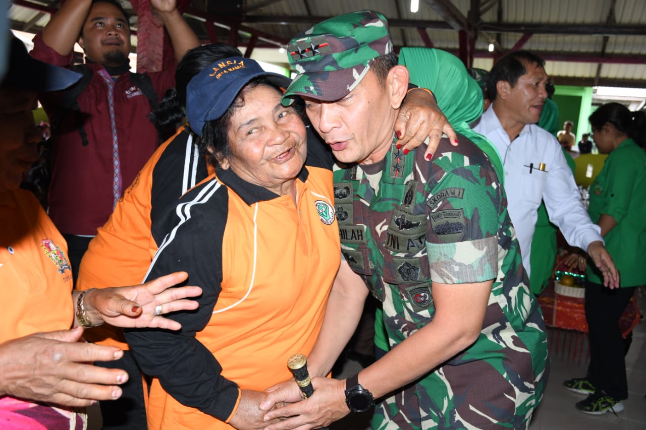 Pangdam I/BB Salurkan Tali Asih kepada 448 KK Korban Erupsi Gunung Sinabung