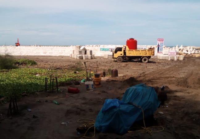 Proyek Pembangunan Tanggul Dipinggiran Laut Dikuala Bubon Tahap Pengerjaan