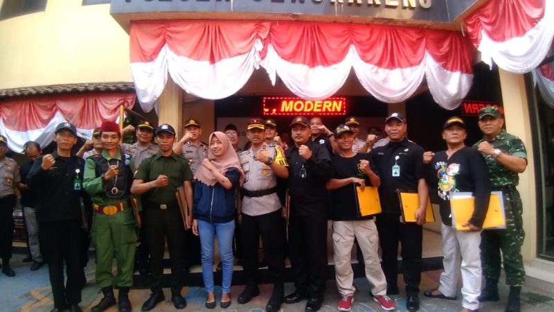 Kapolsek Cengkareng Beri Piagam Penghargaan Kepada Warga