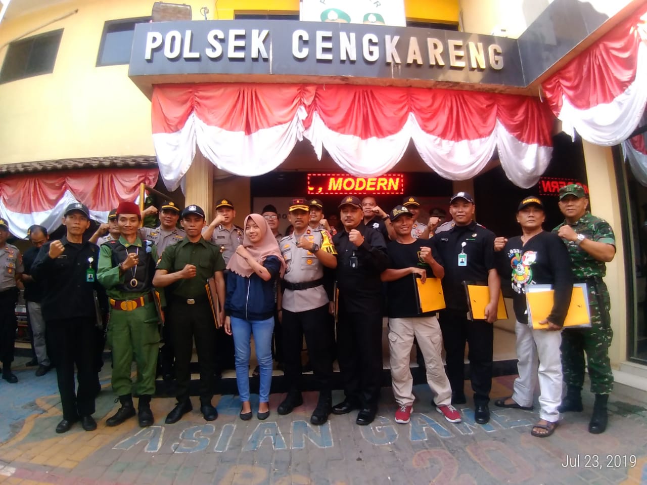 Kapolsek Cengkareng Beri Piagam Penghargaan Kepada Warga