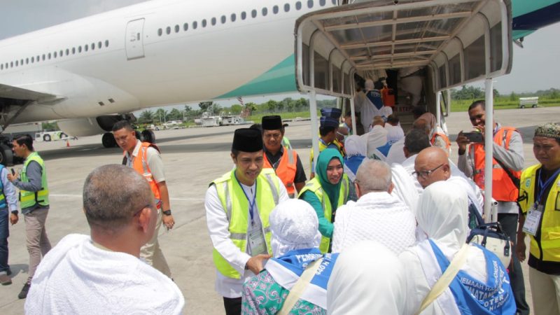 Walikota Siantar dan Ketua TP PKK Antar Jamaah Calon Haji hingga ke Tangga Pesawat