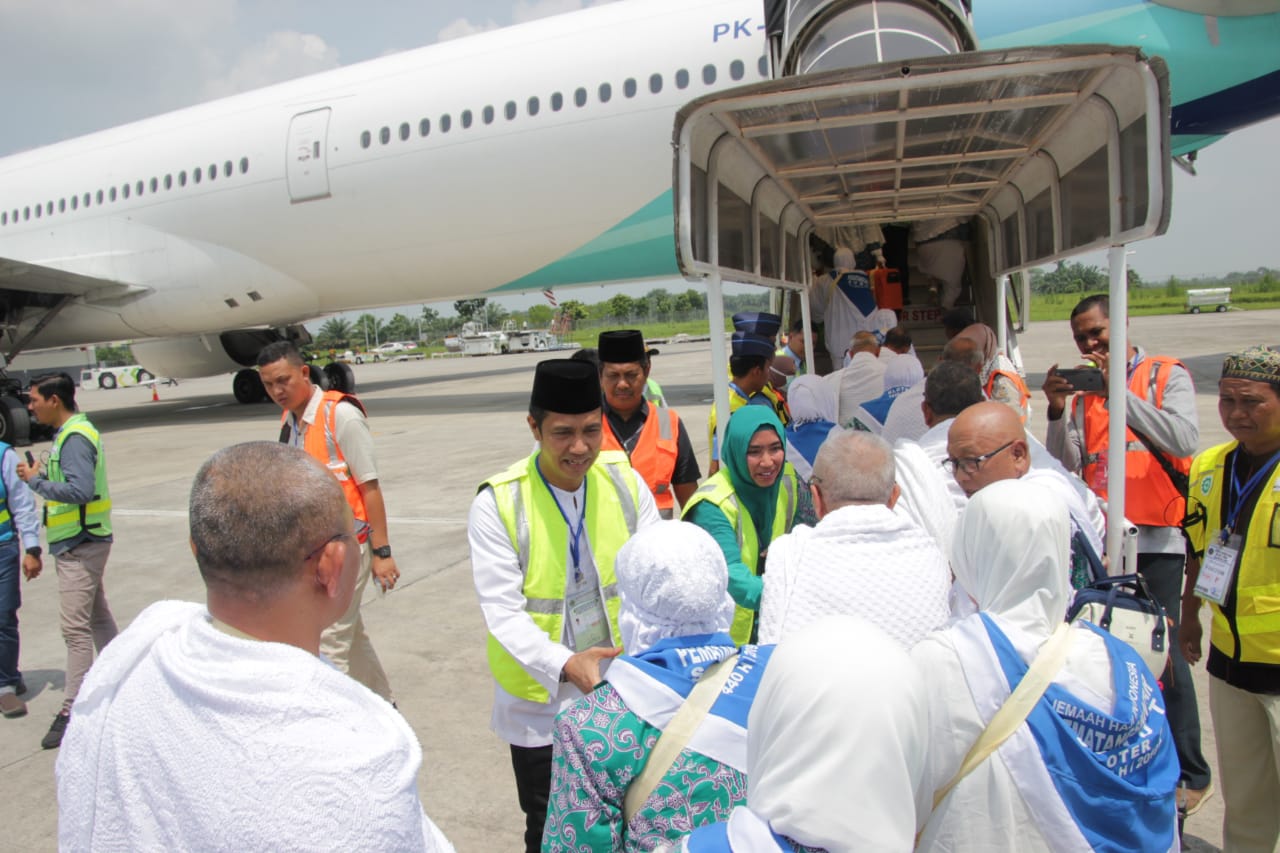 Walikota Siantar dan Ketua TP PKK Antar Jamaah Calon Haji hingga ke Tangga Pesawat