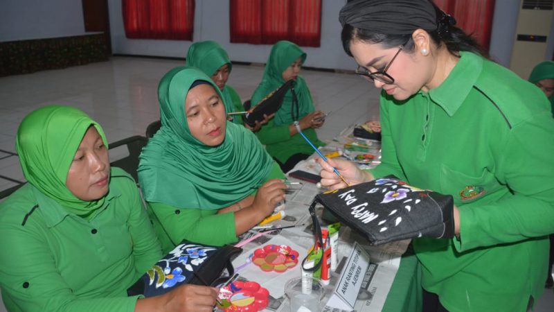 Ibu-ibu Dilatih Melukis Tas dan Dompet