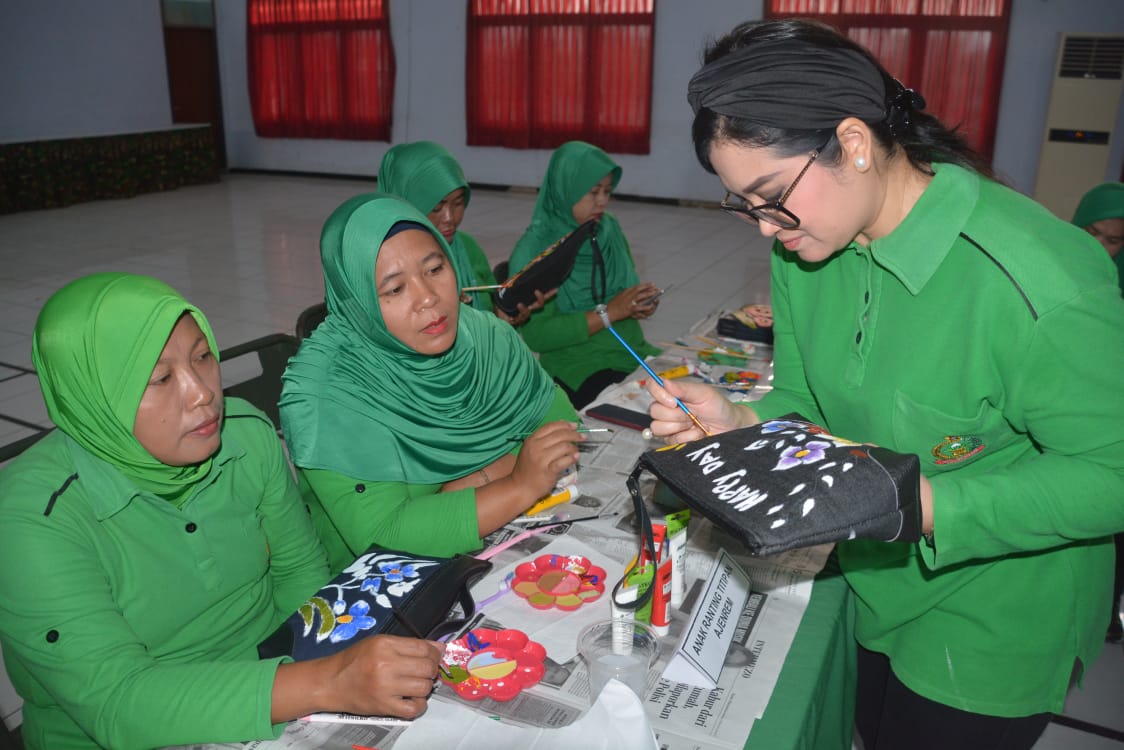 Ibu-ibu Dilatih Melukis Tas dan Dompet