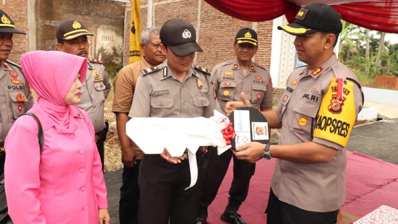 Kapolres Ciamis Resmikan dan Serahkan Kunci Rumah Murah