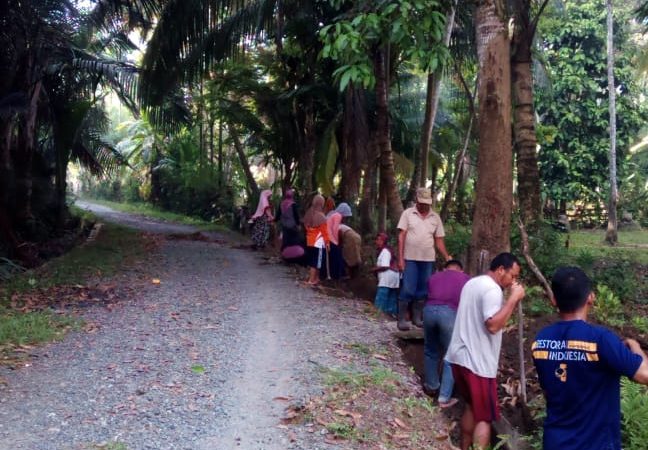 Masyarakat Gampong Ladang Adakan Gotongroyong