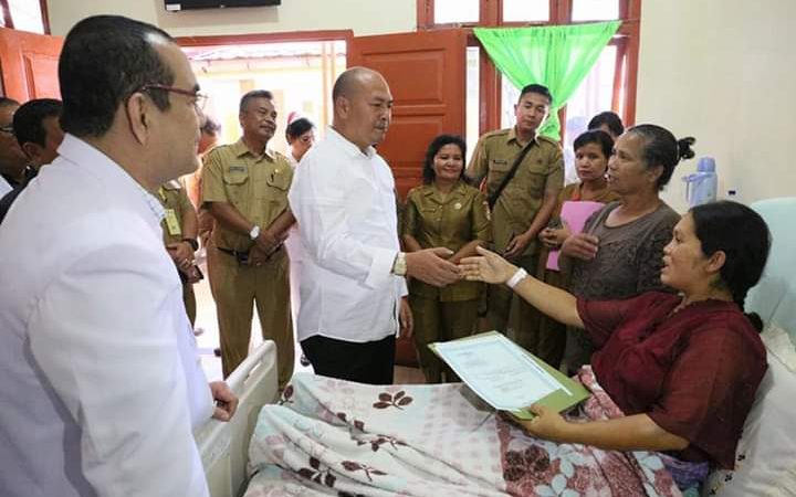 Bupati Taput  Serahkan Akta Lahir Online di RSU Tarutung