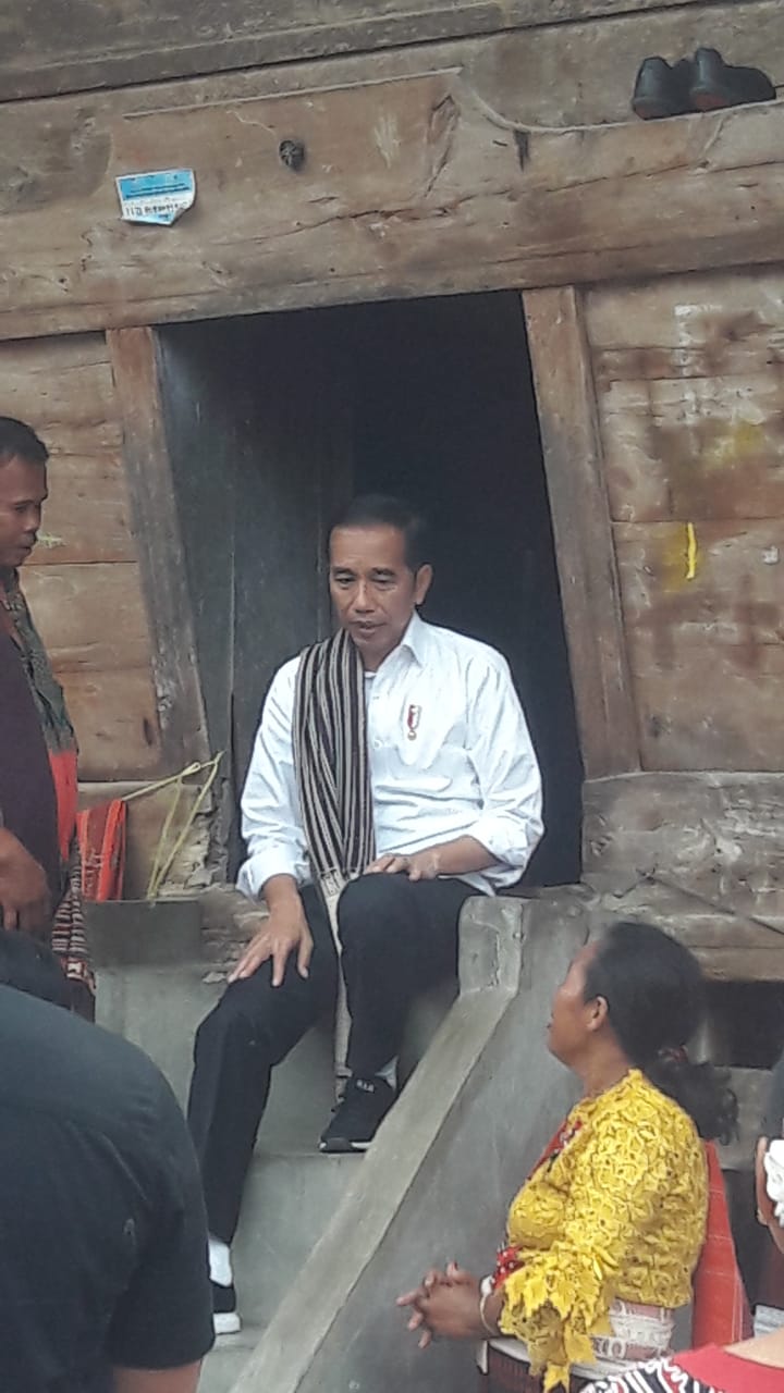 Presiden Jokowidodo Didampingi Ibu Negara Ny Iriana Jokowi Bagikan 1000 Kepada Masyarakat di 7 Kabupaten se Kawasan Danau Toba
