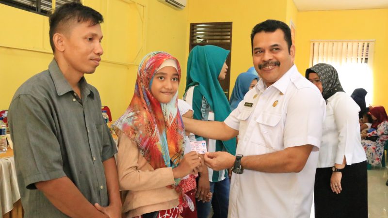 Pemko Medan Bagikan 75 Kartu KIA