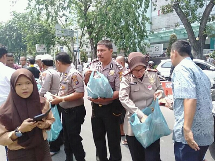 Polsek Medan Timur Tali Asih Jum’at Barokah dengan Membagikan Nasi Kepada Masyarakat